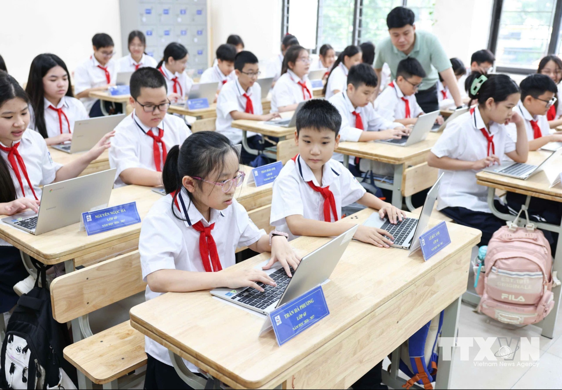Việc triển khai mô hình "Lớp học số Google" giúp nhà trường từng bước thực hiện định hướng xây dựng "Trường học số Google". (Ảnh: Thanh Tùng/TTXVN)